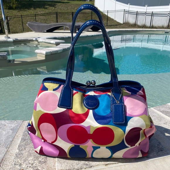 Coach Signature Scarf Print Kiss Lock Shoulder Bag - Picture 1 of 12